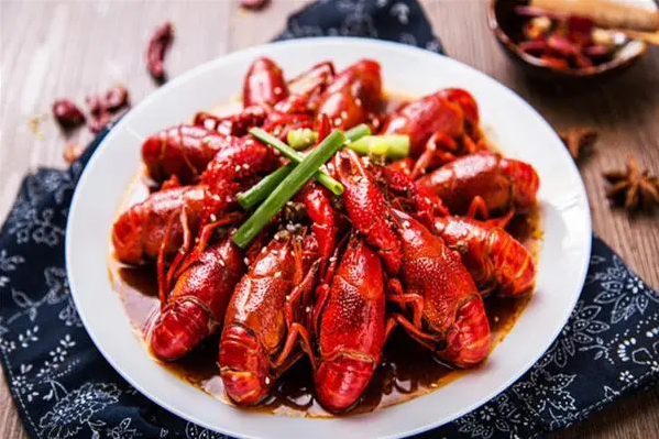为什么小龙虾的肉质吃起来是散的1