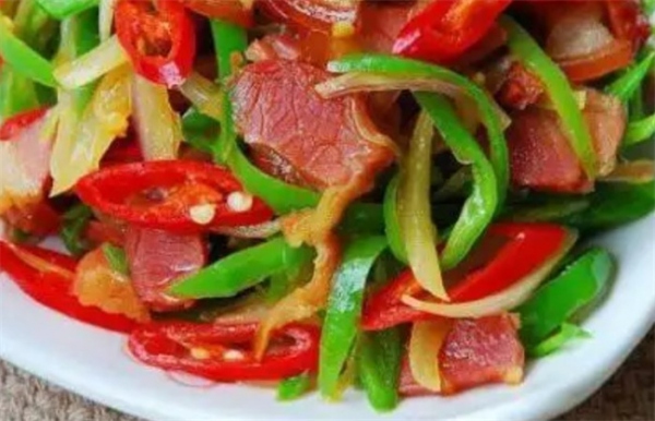 腊肉尖椒炒洋葱怎么做